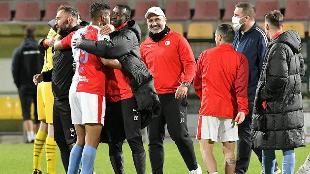 Radost Slavie z dalšího vítězství, uprostřed je trenér Jindřich Trpišovský. Radost Slavie z dalšího vítězství, uprostřed je trenér Jindřich Trpišovský.