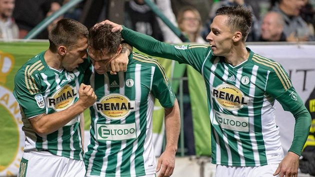 Fotbalisté Bohemians (zleva): Milan Kočič, Jevgenij Kabajev a Siim Luts oslavují gól proti Baníku. Fotbalisté Bohemians (zleva): Milan Kočič, Jevgenij Kabajev a Siim Luts oslavují gól proti Baníku.