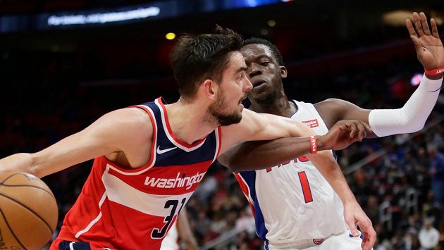 Český basketbalista Washingtonu Tomáš Satoranský (vlevo) se snaží prosadit přes rozehrávače Detroitu Reggieoho Jacksona. Český basketbalista Washingtonu Tomáš Satoranský (vlevo) se snaží prosadit přes rozehrávače Detroitu Reggieoho Jacksona.
