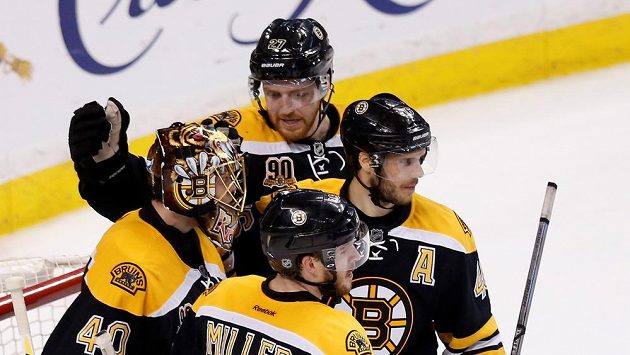 Bostonští hokejisté se radují z výhry, která ji posunula o velký krok směrem k postupudu do finále Východní konference. Na snímku brankář Tuukka rask (40) nebo český forvard David Krejčí (A). Bostonští hokejisté se radují z výhry, která ji posunula o velký krok směrem k postupudu do finále Východní konference. Na snímku brankář Tuukka rask (40) nebo český forvard David Krejčí (A).