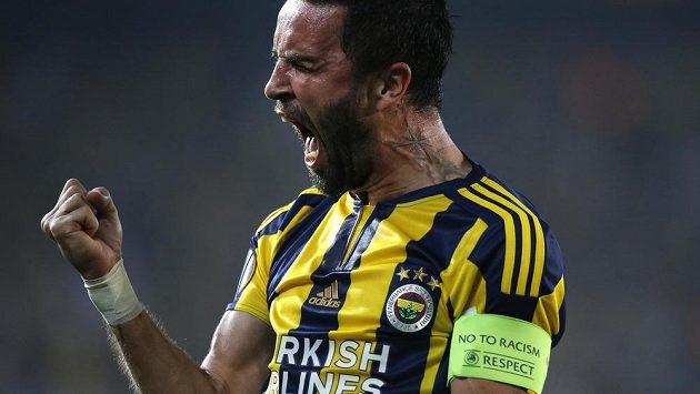 Kapitán Fenerbahce Gokhan Gonul se raduje z gólu proti Lokomotivu Moskva, který vstřelil jeho spoluhráč Souza.. Kapitán Fenerbahce Gokhan Gonul se raduje z gólu proti Lokomotivu Moskva, který vstřelil jeho spoluhráč Souza..