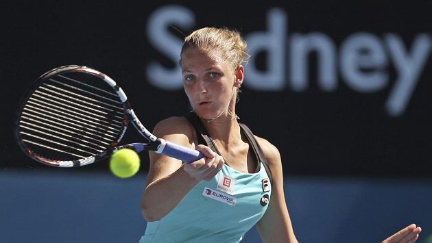 Česká tenistka Karolína Plíšková během utkání se Simonou Halepovou v Sydney. Česká tenistka Karolína Plíšková během utkání se Simonou Halepovou v Sydney.