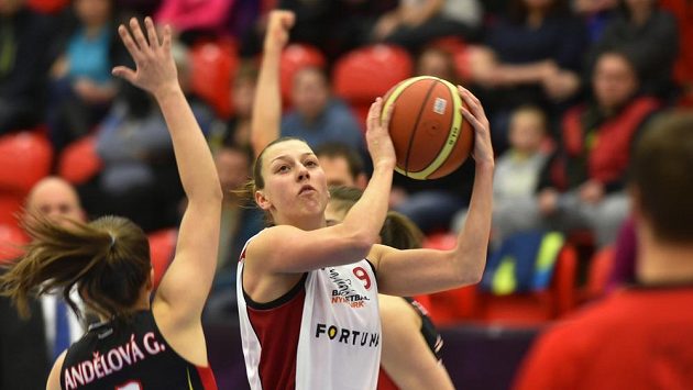 Basketbalistka Lenka Bartáková z Nymburku (vpravo) a Gabriela Andělová z Hradce Králové ve finále Českého poháru. Basketbalistka Lenka Bartáková z Nymburku (vpravo) a Gabriela Andělová z Hradce Králové ve finále Českého poháru.