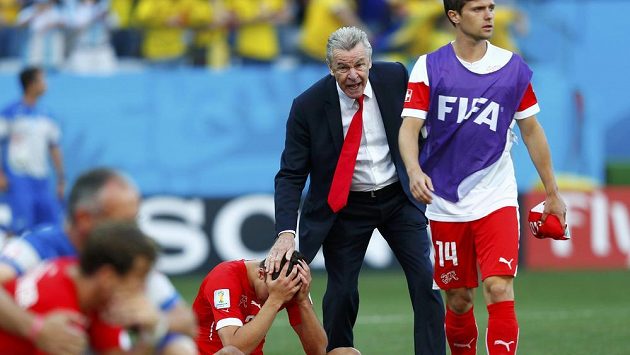 Trenér Ottmar Hitzfeld (druhý zprava) utěšuje švýcarské fotbalisty po porážce s Argentinou. Trenér Ottmar Hitzfeld (druhý zprava) utěšuje švýcarské fotbalisty po porážce s Argentinou.