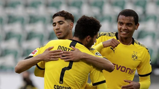 Fotbalisté Dortmundu Achraf Hakimi (vlevo) slaví s Jadonem Sanchem gól proti Wolfsburgu. Fotbalisté Dortmundu Achraf Hakimi (vlevo) slaví s Jadonem Sanchem gól proti Wolfsburgu.