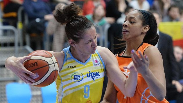 Basketbalistka Laia Palauová (vlevo) a Ashley Walkerová ze Schia v odvetném čtvrtfinále Evropské ligy. Basketbalistka Laia Palauová (vlevo) a Ashley Walkerová ze Schia v odvetném čtvrtfinále Evropské ligy.