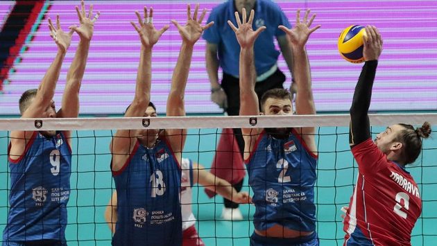 Jan Hadrava (vpravo) se snaží prosadit proti srbskému bloku. Jan Hadrava (vpravo) se snaží prosadit proti srbskému bloku.
