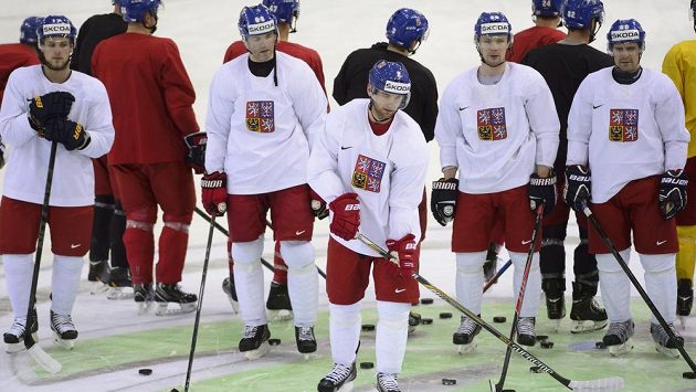 První pětka (zleva) Vladimír Sobotka, Jaromír Jágr, Jakub Kindl, Ondřej Němec a Tomáš Rolinek na rozbruslení, ke kterému český národní tým nastoupil 17. května v hale Čižovka v Minsku před odpoledním utkáním proti Dánsku na mistrovství světa v hokeji. První pětka (zleva) Vladimír Sobotka, Jaromír Jágr, Jakub Kindl, Ondřej Němec a Tomáš Rolinek na rozbruslení, ke kterému český národní tým nastoupil 17. května v hale Čižovka v Minsku před odpoledním utkáním proti Dánsku na mistrovství světa v hokeji.