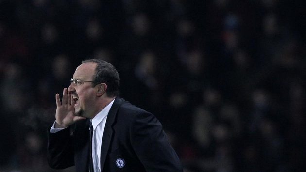 Kouč Chelsea Rafael Benítez koučoval celý zápas jen v saku... Kouč Chelsea Rafael Benítez koučoval celý zápas jen v saku...