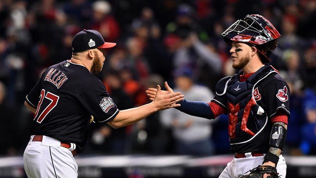 Baseballisté Clevelandu Cody Allen (vlevo) a Roberto Perez se radují z vítězství nad Chicagem. Baseballisté Clevelandu Cody Allen (vlevo) a Roberto Perez se radují z vítězství nad Chicagem.