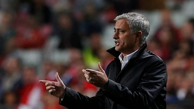 Manažer Manchesteru United José Mourinho během utkání Ligy mistrů na hřišti Benfiky Lisabon. Manažer Manchesteru United José Mourinho během utkání Ligy mistrů na hřišti Benfiky Lisabon.