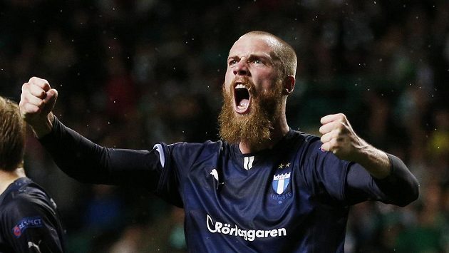 Fotbalista Malmö Jo Inge Berget slaví svůj druhý gól proti Celtiku v úvodním kole play off Ligy mistrů Fotbalista Malmö Jo Inge Berget slaví svůj druhý gól proti Celtiku v úvodním kole play off Ligy mistrů