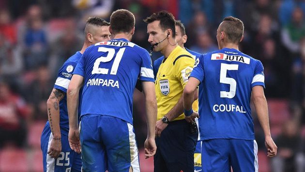 Fotbalisté Liberce marně protestují u rozhodčího Radka Příhody proti nařízené penaltě během utkání se Spartou. Fotbalisté Liberce marně protestují u rozhodčího Radka Příhody proti nařízené penaltě během utkání se Spartou.
