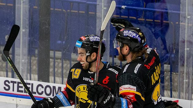 Litvínovští hokejisté Martin Hanzl a Lukáš Kašpar se radují z gólu. Litvínovští hokejisté Martin Hanzl a Lukáš Kašpar se radují z gólu.