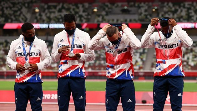 Stříbrná britská štafeta v běhu na 4x100 metrů z olympijských her v Tokiu ve složení zleva Chijindu Ujah, Zharnel Hughes, Richard Kilty a Nethaneel Mitchell-Blake. Stříbrná britská štafeta v běhu na 4x100 metrů z olympijských her v Tokiu ve složení zleva Chijindu Ujah, Zharnel Hughes, Richard Kilty a Nethaneel Mitchell-Blake.