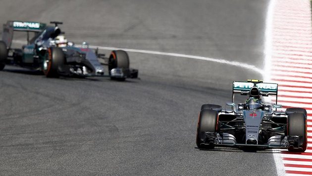 Oba jezdci stáje Mercedes. Vpředu Němec Nico Rosberg, za ním Brit Lewis Hamilton. Oba jezdci stáje Mercedes. Vpředu Němec Nico Rosberg, za ním Brit Lewis Hamilton.