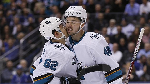 Tomáš Hertl ze San Jose (vpravo) přijímá gratulaci ke gólu od Kevine Labanca (62). Tomáš Hertl ze San Jose (vpravo) přijímá gratulaci ke gólu od Kevine Labanca (62).