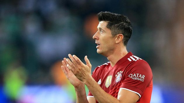 Robert Lewandowski tleská fanouškům, jeho trefa na výhru nestačila, Bayern Mnichov s Mönchengladbachem remizoval. Robert Lewandowski tleská fanouškům, jeho trefa na výhru nestačila, Bayern Mnichov s Mönchengladbachem remizoval.