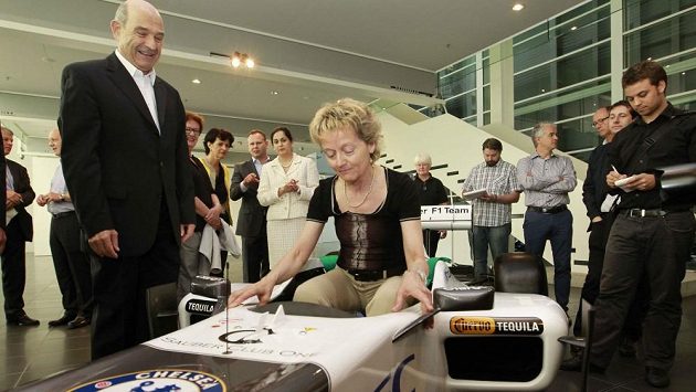 Peter Sauber se švýcarskou ministryní financí Eveline Schlumpfovou. Peter Sauber se švýcarskou ministryní financí Eveline Schlumpfovou.