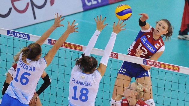 Obranu Moniky Potokarové (vlevo) a Saši Planinšecové ze Slovinska se snaží překonat Češka Michaela Mlejnková. Obranu Moniky Potokarové (vlevo) a Saši Planinšecové ze Slovinska se snaží překonat Češka Michaela Mlejnková.