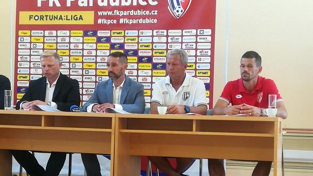Zleva předseda představenstva FK Pardubice Vladimír Pitter, sportovní manažer Vít Zavřel, trenér Jiří Krejčí a kapitán mužstva Jan Jeřábek. Zleva předseda představenstva FK Pardubice Vladimír Pitter, sportovní manažer Vít Zavřel, trenér Jiří Krejčí a kapitán mužstva Jan Jeřábek.