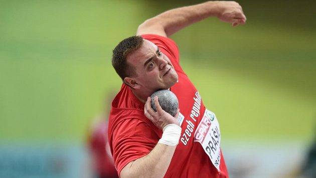 Koulař Ladislav Prášil během kvalifikačního pokusu na halovém mistrovství Evropy v atletice. Koulař Ladislav Prášil během kvalifikačního pokusu na halovém mistrovství Evropy v atletice.