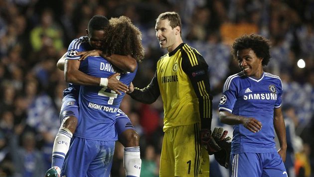 Radost hráčů Chelsea po čtvrtfinále LM s Paris SG. Uprostřed Petr Čech. Radost hráčů Chelsea po čtvrtfinále LM s Paris SG. Uprostřed Petr Čech.