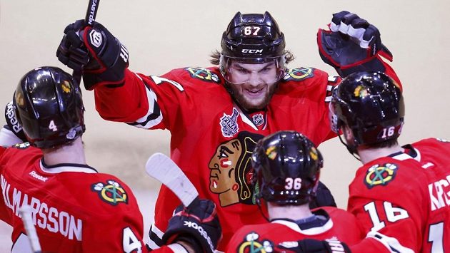Hokejista Michael Frolík se raduje se spoluhráči z Chicaga z gólu proti Bostonu. Hokejista Michael Frolík se raduje se spoluhráči z Chicaga z gólu proti Bostonu.