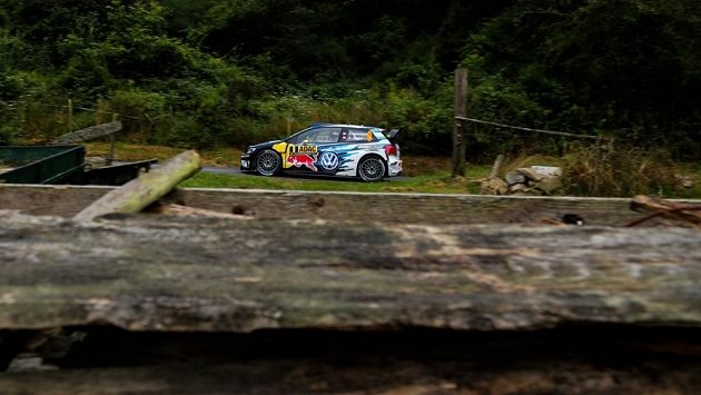 Norský pilot Andreas Mikkelsen během první etapy Německé rallye. Norský pilot Andreas Mikkelsen během první etapy Německé rallye.