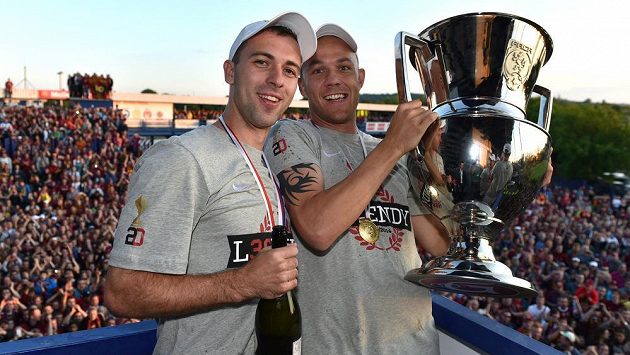 Fotbalisté Sparty Praha Josef Hušbauer (vlevo) a Roman Bednář s pohárem pro mistra ligy. Fotbalisté Sparty Praha Josef Hušbauer (vlevo) a Roman Bednář s pohárem pro mistra ligy.