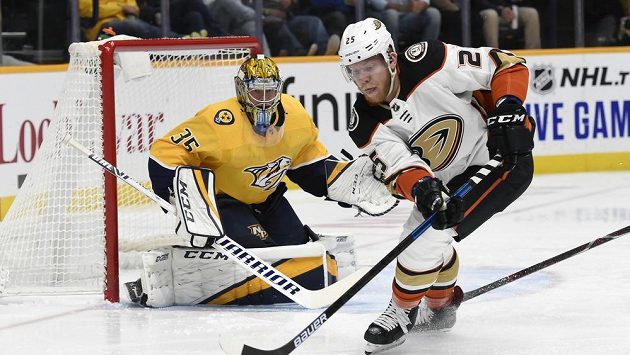 Český hokejista Anaheimu Ondřej Kaše v akci v utkání NHL proti Nashvillu. Český hokejista Anaheimu Ondřej Kaše v akci v utkání NHL proti Nashvillu.