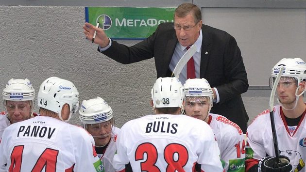 Valerij Belousov na střídačce Trakroru Čeljabinsk. Valerij Belousov na střídačce Trakroru Čeljabinsk.