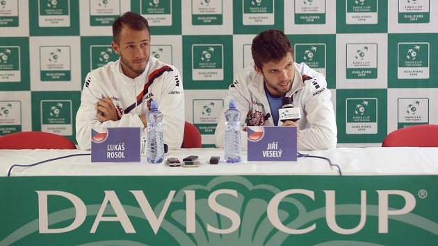 Česko-slovenskou tenisovou daviscupovou bitvu zahájí Jiří Veselý. O postup na listopadový finálový turnaj do Madridu se bude hrát na antuce v bratislavském Národním tenisovém centru a Veselý se utká s Jozefem Kovalíkem. K druhé dvouhře nastoupí Lukáš Rosol (vlevo) proti Andreji Martinovi. Česko-slovenskou tenisovou daviscupovou bitvu zahájí Jiří Veselý. O postup na listopadový finálový turnaj do Madridu se bude hrát na antuce v bratislavském Národním tenisovém centru a Veselý se utká s Jozefem Kovalíkem. K druhé dvouhře nastoupí Lukáš Rosol (vlevo) proti Andreji Martinovi.
