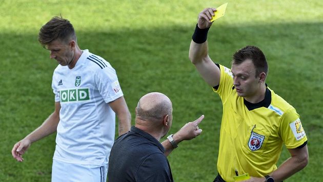 Trenér Hradce Králové Miroslav Koubek dostává žlutou kartu od hlavního rozhodčího Ondřeje Cieslara. Trenér Hradce Králové Miroslav Koubek dostává žlutou kartu od hlavního rozhodčího Ondřeje Cieslara.