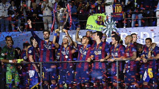 Barcelona oslavuje triumf v Lize mistrů. Trofej drží nad hlavou střelec třetího finálového gólu Neymar. Barcelona oslavuje triumf v Lize mistrů. Trofej drží nad hlavou střelec třetího finálového gólu Neymar.