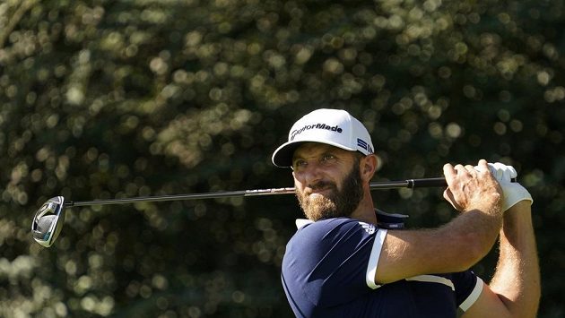 Americký golfista Dustin Johnson během druhého kola turnaje Masters. Americký golfista Dustin Johnson během druhého kola turnaje Masters.