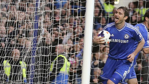Záložník Chelsea Frank Lampard se raduje z branky, kterou vstřelil Stoke. Záložník Chelsea Frank Lampard se raduje z branky, kterou vstřelil Stoke.