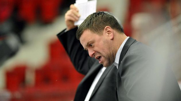 Trenér karlovarských hokejistů Karel Mlejnek během utkání s Vítkovicemi. Trenér karlovarských hokejistů Karel Mlejnek během utkání s Vítkovicemi.