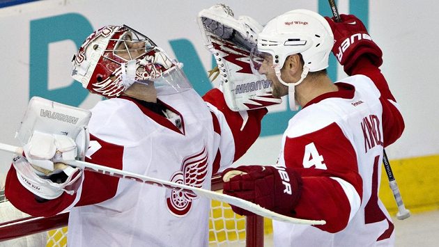 Kindl gratuluje Mrázkovi po výhře nad Edmontonem k čistému kontu. Kindl gratuluje Mrázkovi po výhře nad Edmontonem k čistému kontu.