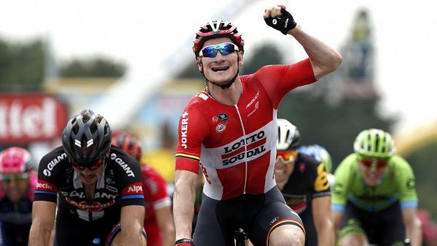 Německý cyklista André Greipel se raduje už ze svého třetího etapového vítězství na letošní Tour de France. Německý cyklista André Greipel se raduje už ze svého třetího etapového vítězství na letošní Tour de France.