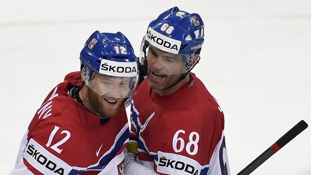 Čeští útočníci Jaromír Jágr (vpravo) a Jiří Novotný budou hrát proti Švýcarsku v jednom útoku. Čeští útočníci Jaromír Jágr (vpravo) a Jiří Novotný budou hrát proti Švýcarsku v jednom útoku.