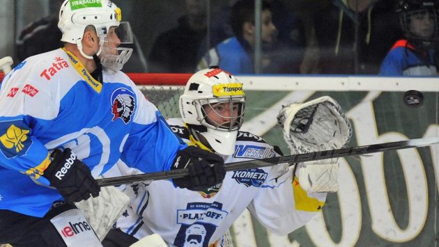 Plzeňský Martin Straka operuje před gólmanem Komety Brno Markem Čiliakem. Plzeňský Martin Straka operuje před gólmanem Komety Brno Markem Čiliakem.