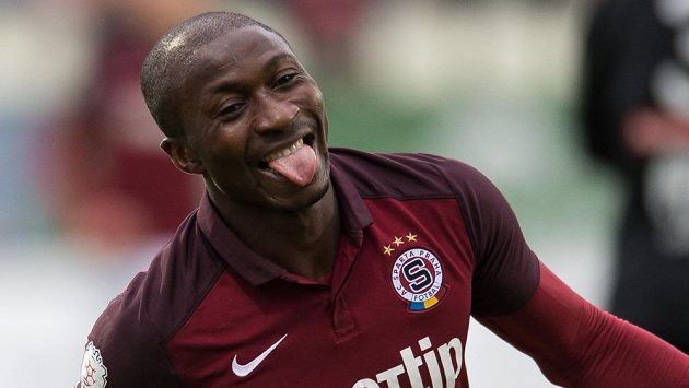 Sparťanký fotbalista Kehinde Fatai oslavuje gól na 2:0 během utkání v Příbrami. Sparťanký fotbalista Kehinde Fatai oslavuje gól na 2:0 během utkání v Příbrami.