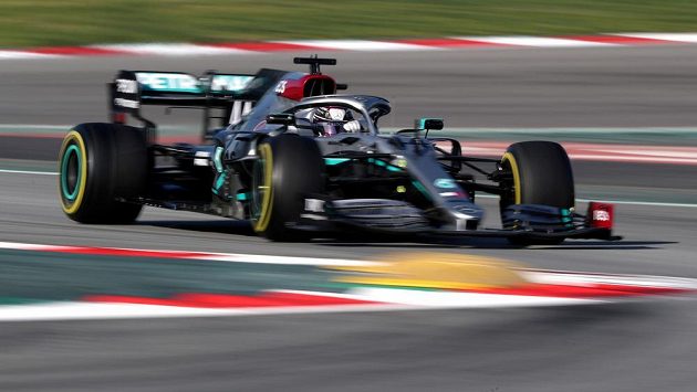 Mistr světa Lewis Hamilton a stáj Mercedes vstoupí v neděli do nové sezony formule 1 s monoposty v černé barvě. Mistr světa Lewis Hamilton a stáj Mercedes vstoupí v neděli do nové sezony formule 1 s monoposty v černé barvě.