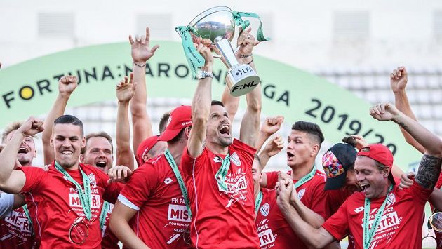 Kapitán Pardubic Jan Jeřábek s trofejí za vítězství ve druhé lize po utkání se Žižkovem. Kapitán Pardubic Jan Jeřábek s trofejí za vítězství ve druhé lize po utkání se Žižkovem.