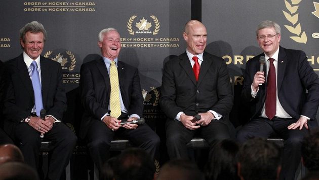 Zleva Paul Henderson, Dave King, Mark Messier a kanadský premiér Stephen Harper. Zleva Paul Henderson, Dave King, Mark Messier a kanadský premiér Stephen Harper.
