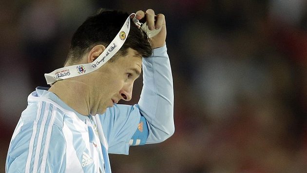Zklamaný Lionel Messi sundavá po prohraném finále na Copě Américe z krku stříbrnou medaili Zklamaný Lionel Messi sundavá po prohraném finále na Copě Américe z krku stříbrnou medaili