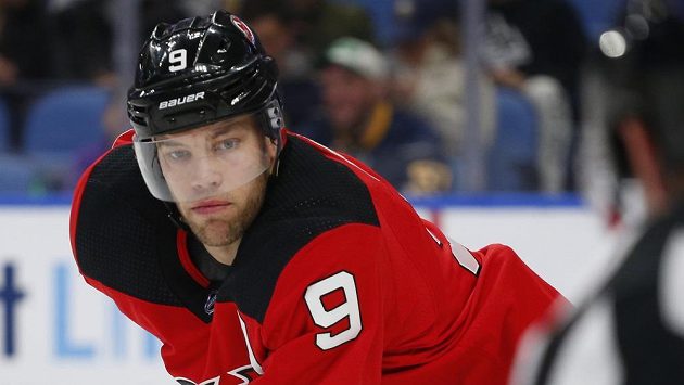 Útočník Taylor Hall se stěhuje z New Jersey do Arizony. Útočník Taylor Hall se stěhuje z New Jersey do Arizony.
