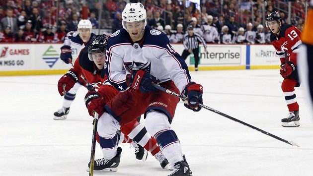 Český hokejista ve službách Columbusu Lukáš Sedlák (v bílém) se tlačí k zakončení přes obránce New Jersey Damona Seversona. Český hokejista ve službách Columbusu Lukáš Sedlák (v bílém) se tlačí k zakončení přes obránce New Jersey Damona Seversona.
