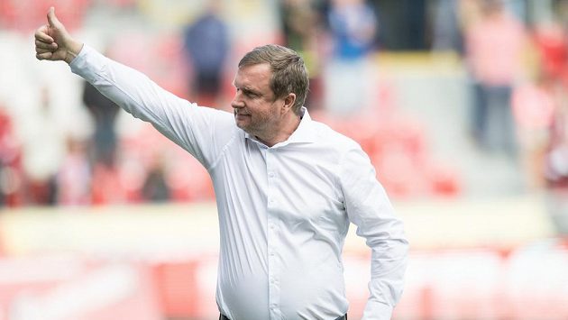 Trenér Plzně Pavel Vrba zdraví fanoušky po utkání s Olomoucí. Trenér Plzně Pavel Vrba zdraví fanoušky po utkání s Olomoucí.